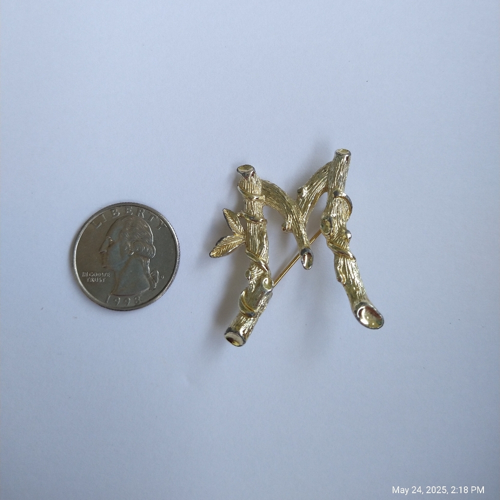 Sarah Coventry Gold Tone Monogram "M" Initial Brooch Pin - Picture 2 of 4